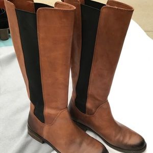 Tall black/brown boots.